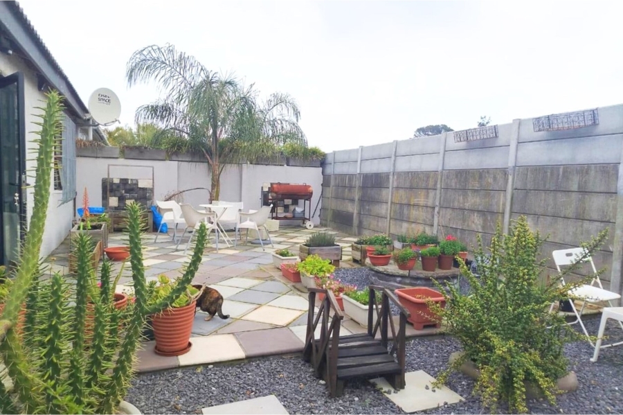 5 Bedroom Property for Sale in Loucharmante Western Cape